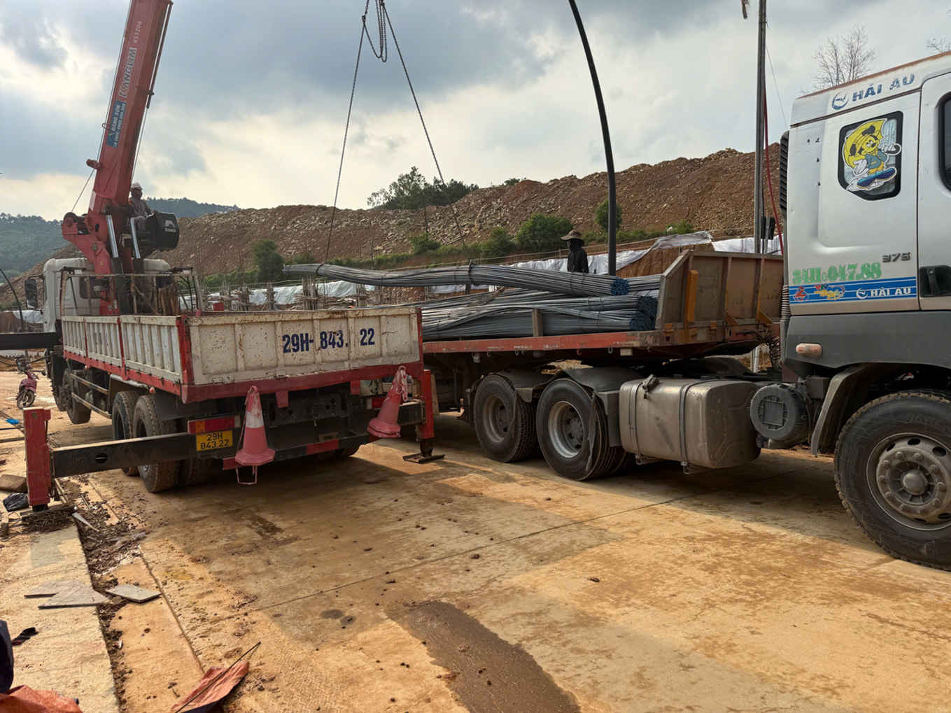 Cẩu giao THép xây dựng tại công trình